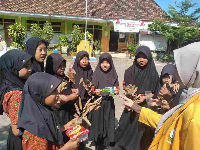 Mahasiswa UNU Pasuruan Ajak Siswa Kreatif Mengelola Sampah Saat MPLS Ramah di SD Balunganyar