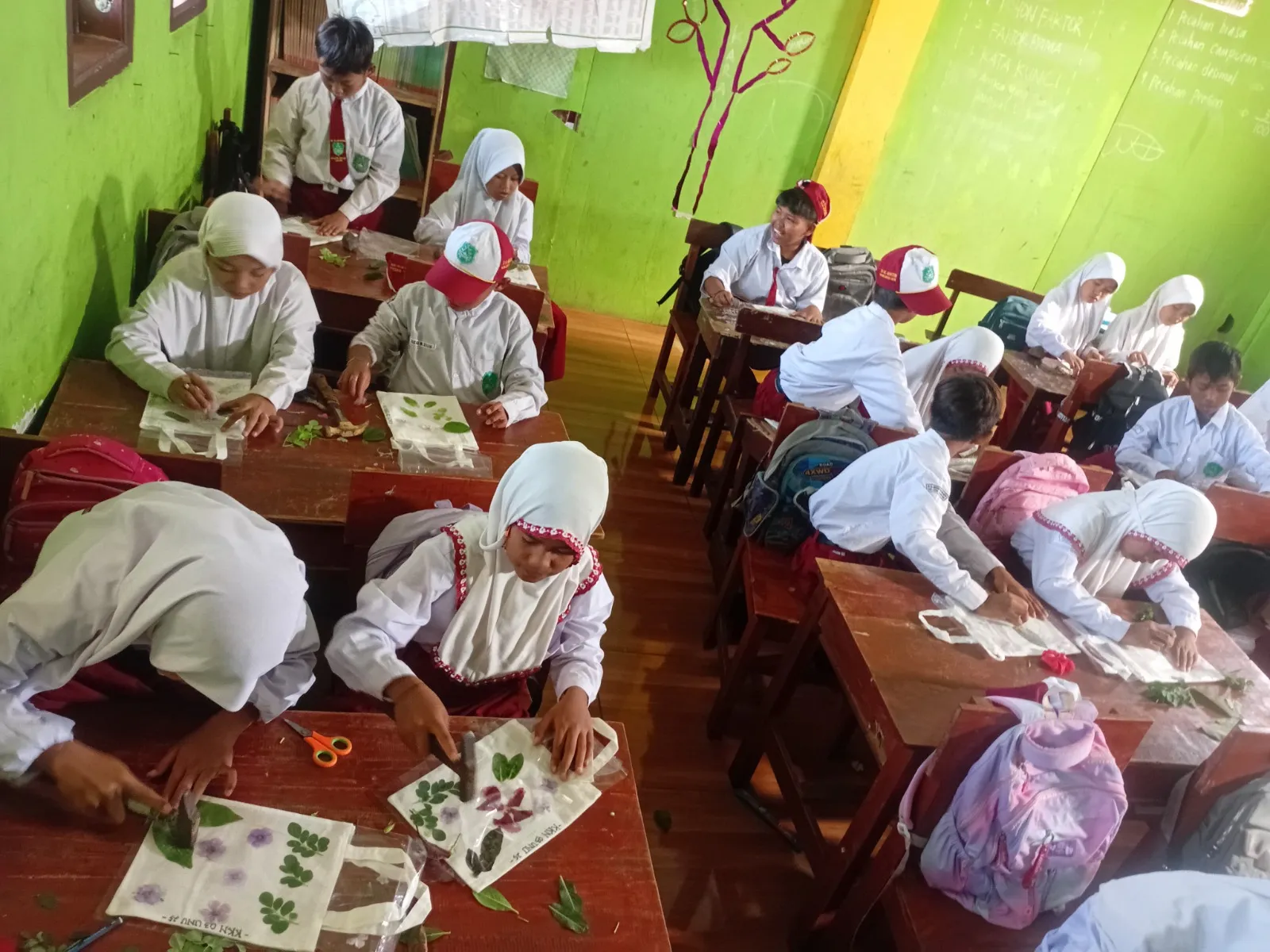 Mahasiswa UNU  STAI Salahuddin Kenalkan Ecoprint kepada Murid SD Al-Maksum