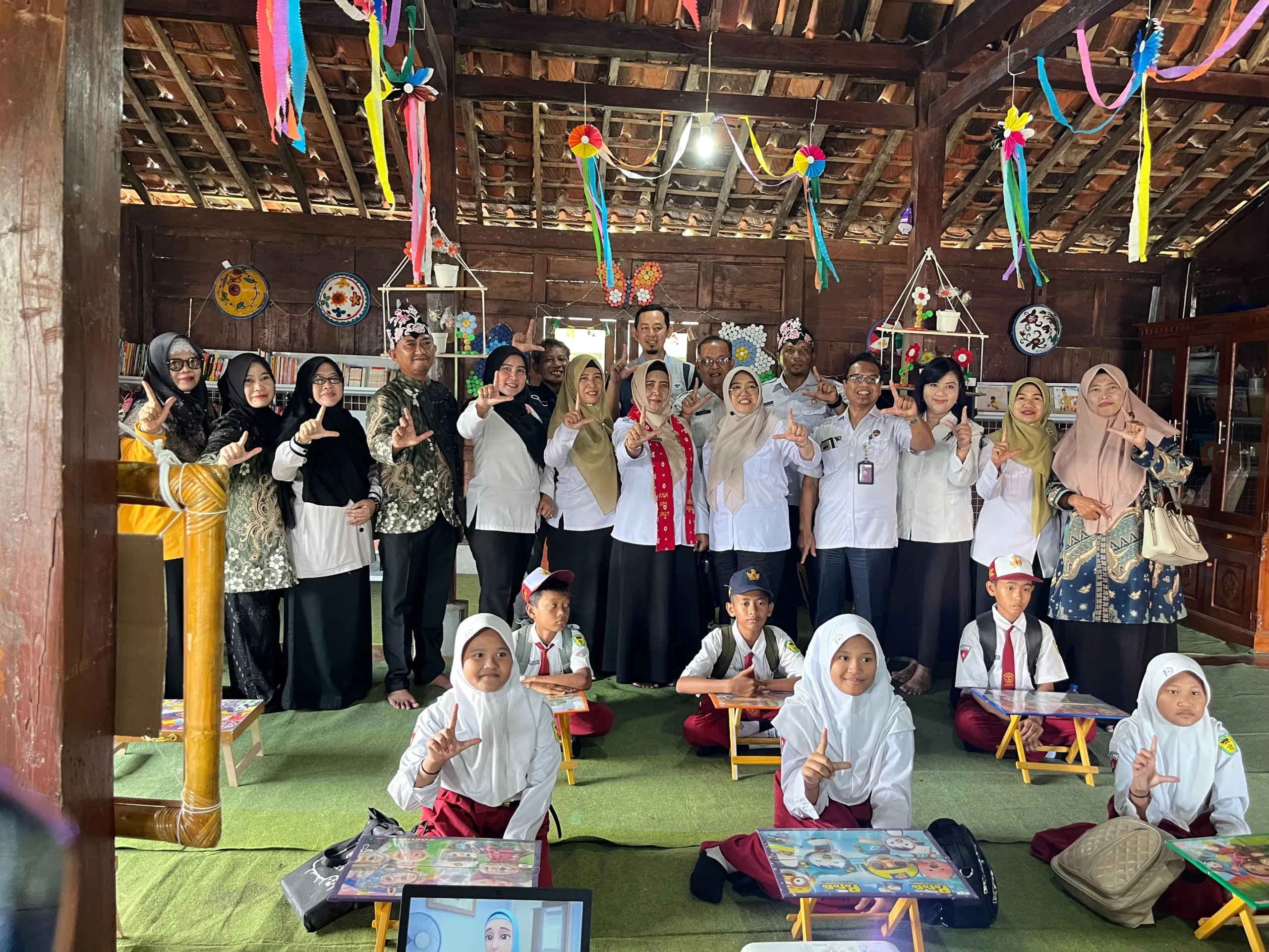 Bersama Mahasiswa UNU, Kejapanan Luncurkan Perpustakaan dan Pameran Karya Anak untuk Wujudkan Desa Literasi