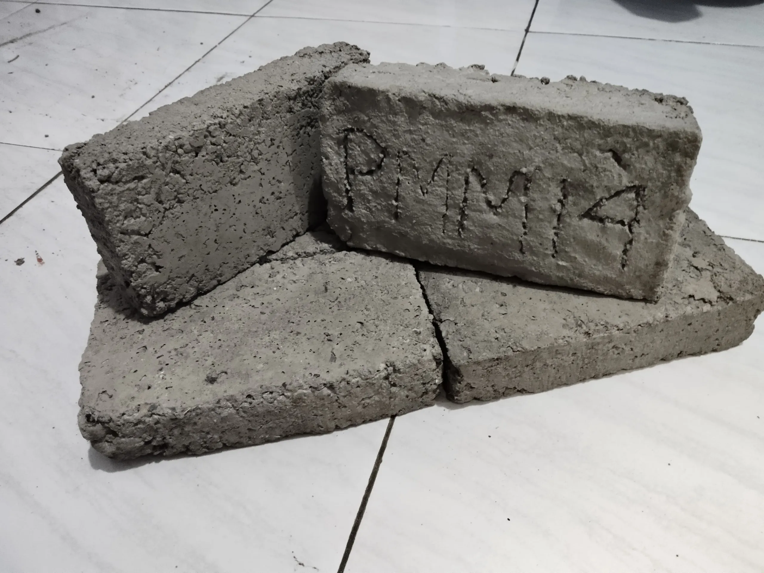 Mahasiswa  UNU STAIS Pasuruan Kenalkan Inovasi Paving Blok dari Abu Sampah Non-Organik