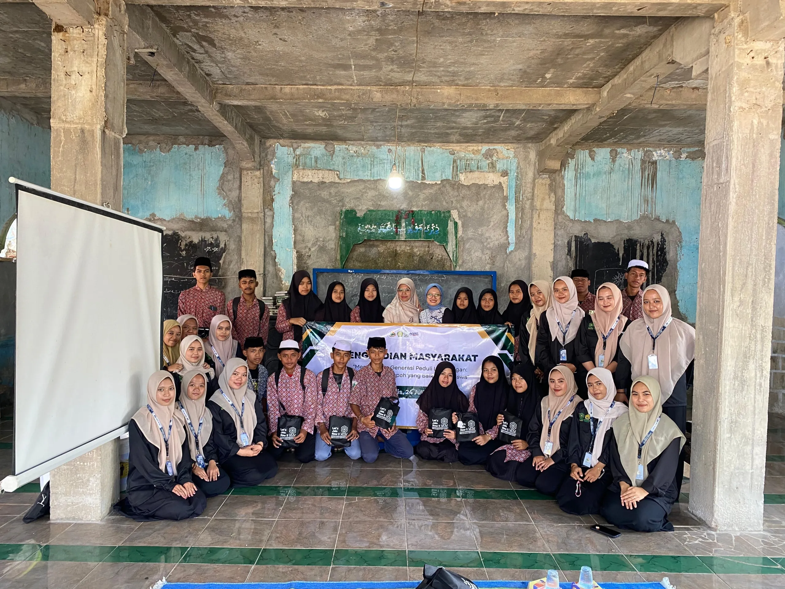 Mahasiswa UNU  STAI Salahuddin Sosialisasikan Pengelolaan Sampah di MA Al-Inabah