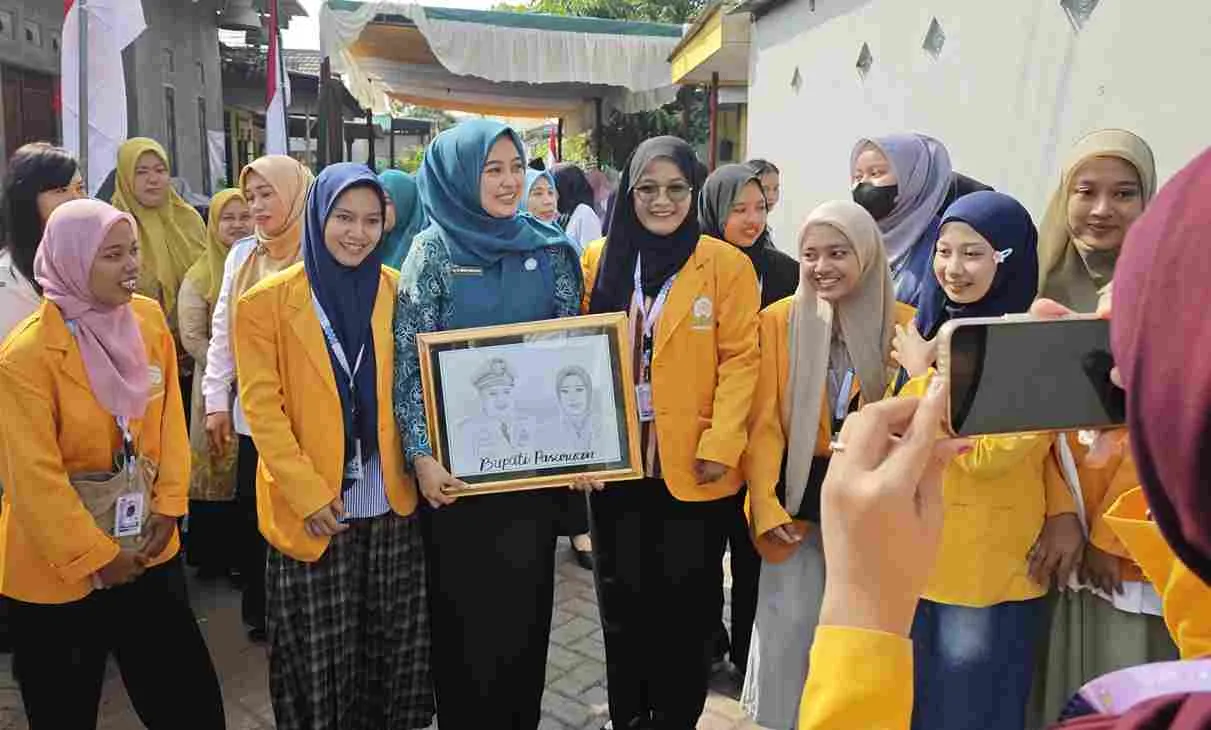 Hadir di Posyandu, Istri Mas Bupati Pasuruan Terima Sketsa Karya Mahasiswa UNU Pasuruan