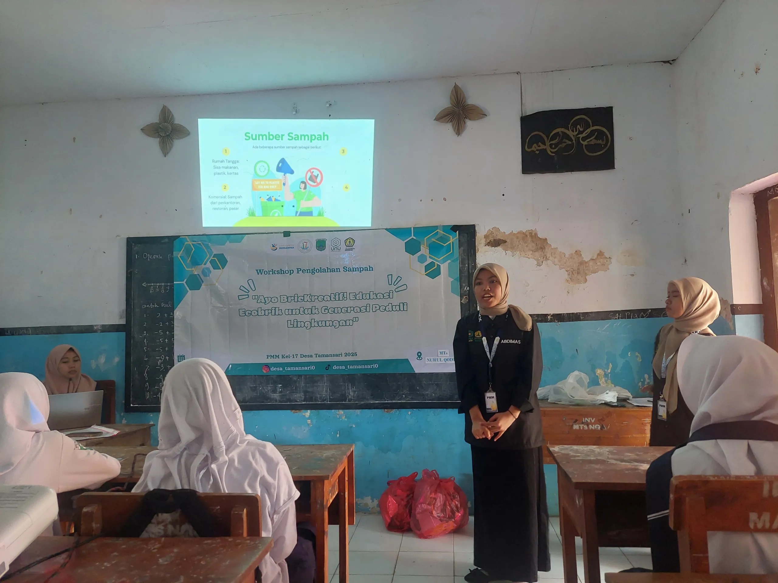 Mahasiswa UNU STAI Salahudin Pasuruan Kenalkan Ecobrick di MTs dan MA Nurul Qodim Tamansari Wonorejo