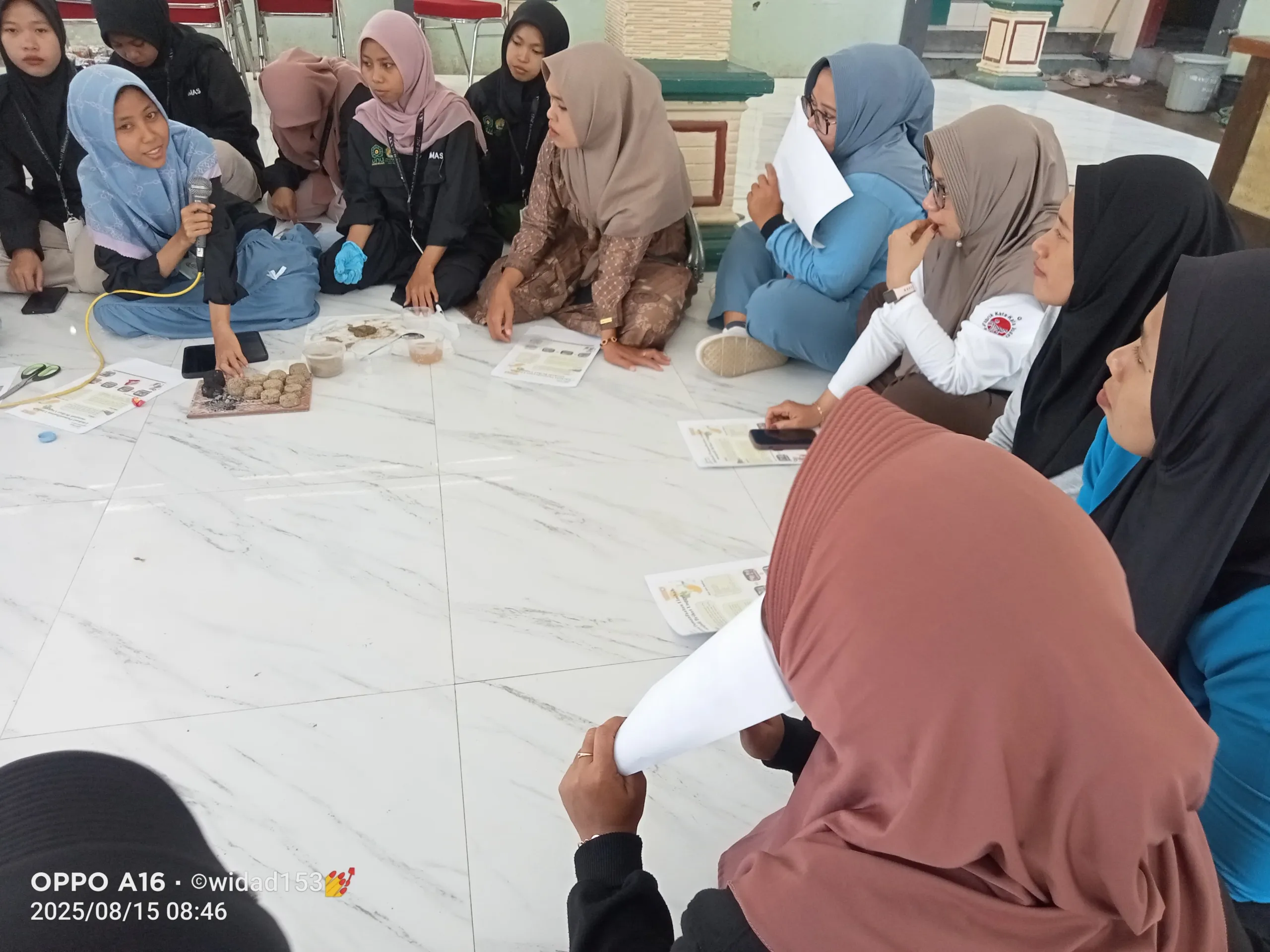 PMM UNU STAI Salahuddin Pasuruan Gelar Pelatihan Pembuatan Briket dari Kotoran Sapi