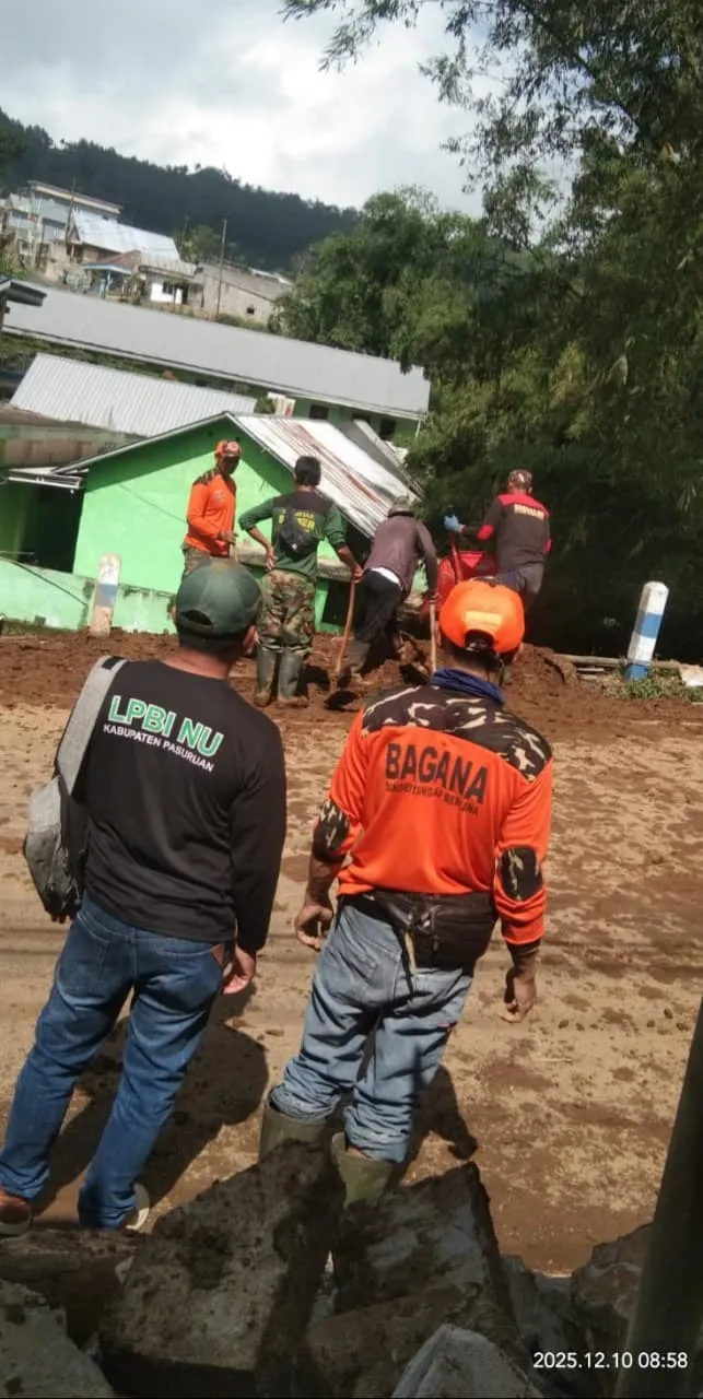 LPBINU  Pasuruan Ikut Giat Bersih Lokasi Longsor di Tlogosari Tutur, Satu Warga Tewas Saat Selamatkan Ternak