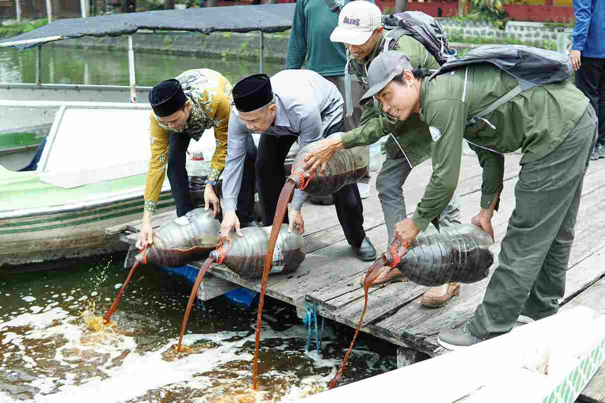 Mahasiswa UNU Pasuruan Sedekah Eco Enzyme, Warga Berharap Jadi Gerakan Selamatkan Danau Ranu